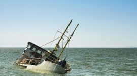 Petugas maritim Malaysia mengevakuasi migran Rohingya yang selamat setelah kapal mereka terbalik di perairan dekat Pulau Langkawi, Minggu (9/11/2025).