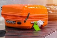 Koper bertanda fragile yang keluar lebih awal di konveyor bagasi bandara.