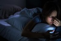 Remaja mengakses media sosial melalui ponsel, aktivitas yang dinilai berisiko jika berlangsung berlebihan.