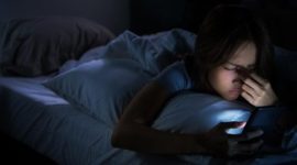 Remaja mengakses media sosial melalui ponsel, aktivitas yang dinilai berisiko jika berlangsung berlebihan.