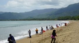 Bupati Trenggalek, Mas Ipin, menunjukkan tiket wisata gratis yang diberikan kepada penumpang Super Air Jet rute Jakarta–Bandara Dhoho Kediri sebagai bagian dari promosi pariwisata lokal