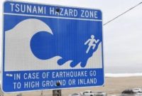 Petugas memantau peringatan tsunami di pusat meteorologi Jepang setelah gempa di lepas pantai Iwate.