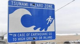 Petugas memantau peringatan tsunami di pusat meteorologi Jepang setelah gempa di lepas pantai Iwate.