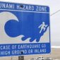 Petugas memantau peringatan tsunami di pusat meteorologi Jepang setelah gempa di lepas pantai Iwate.