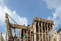 Pekerja bangunan tengah melakukan renovasi rumah di Jakarta. Biaya tenaga kerja dan bahan bangunan terus meningkat setiap tahun. (Foto: Dok. IAI Jakarta)