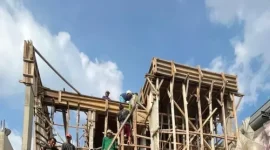 Pekerja bangunan tengah melakukan renovasi rumah di Jakarta. Biaya tenaga kerja dan bahan bangunan terus meningkat setiap tahun. (Foto: Dok. IAI Jakarta)