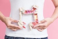 Pemeriksaan pasien dengan gejala sumbatan usus. Penanganan cepat dapat mencegah komplikasi serius. (Foto: Shutterstock/detikcom ilustrasi)