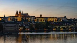 Pemandangan Istana Praha di Republik Ceko, kompleks istana terbesar di dunia yang menjadi ikon sejarah dan warisan budaya UNESCO.