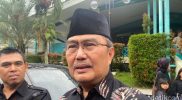Jimly Asshiddiqie menyalatkan jenazah Antasari Azhar di Masjid Asy-Syarif, Tangerang Selatan.