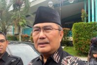 Mantan Ketua MK Jimly Asshiddiqie menghadiri salat jenazah almarhum Antasari Azhar di Masjid Asy-Syarif, Serpong, Tangerang Selatan, Sabtu (8/11/2025).