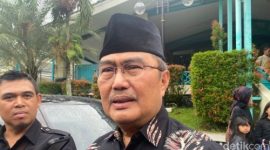 Mantan Ketua MK Jimly Asshiddiqie menghadiri salat jenazah almarhum Antasari Azhar di Masjid Asy-Syarif, Serpong, Tangerang Selatan, Sabtu (8/11/2025).
