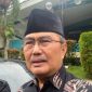 Mantan Ketua MK Jimly Asshiddiqie menghadiri salat jenazah almarhum Antasari Azhar di Masjid Asy-Syarif, Serpong, Tangerang Selatan, Sabtu (8/11/2025).