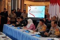 Petugas Polda Metro Jaya melakukan olah TKP ledakan di SMAN 72 Jakarta, Selasa (11/11/2025).