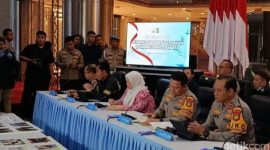 Petugas Polda Metro Jaya melakukan olah TKP ledakan di SMAN 72 Jakarta, Selasa (11/11/2025).