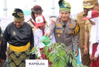 Personel Polda Riau dan masyarakat menanam pohon secara serentak di Bumi Perkemahan Sialang Rampai, Pekanbaru, dalam rangka Hari Pohon Nasional.