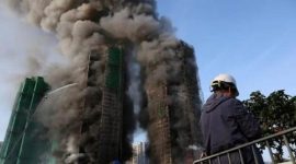 Petugas pemadam kebakaran bekerja memadamkan api yang melanda blok apartemen Wang Fuk Court di Tai Po, Hong Kong.