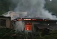 Petugas berusaha memadamkan api yang membakar rumah warga di Dusun Batu Panjang, Desa Sungai Jernih, Minggu (3/11/2025).