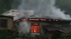 Petugas berusaha memadamkan api yang membakar rumah warga di Dusun Batu Panjang, Desa Sungai Jernih, Minggu (3/11/2025).