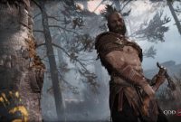 Kratos terlihat bersiap menghadapi ancaman di hutan bersalju dalam cuplikan game God of War versi PC.
