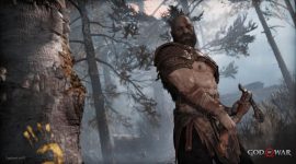Kratos terlihat bersiap menghadapi ancaman di hutan bersalju dalam cuplikan game God of War versi PC.