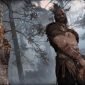 Kratos terlihat bersiap menghadapi ancaman di hutan bersalju dalam cuplikan game God of War versi PC.