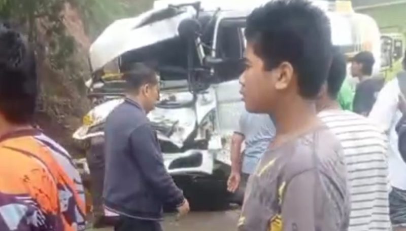 Warga melihat kondisi truk yang ringsek setelah kecelakaan beruntun di Panorama II Sitinjau Lauik, Padang.