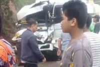 Warga melihat kondisi truk yang ringsek setelah kecelakaan beruntun di Panorama II Sitinjau Lauik, Padang.