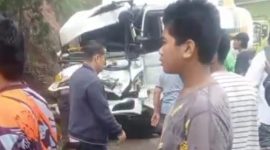 Warga melihat kondisi truk yang ringsek setelah kecelakaan beruntun di Panorama II Sitinjau Lauik, Padang.