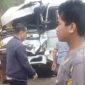 Warga melihat kondisi truk yang ringsek setelah kecelakaan beruntun di Panorama II Sitinjau Lauik, Padang.