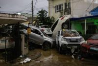 Warga berjuang melewati banjir di Kota Cebu, Filipina, Rabu (5/11/2025), setelah Topan Kalmaegi menerjang dan menewaskan lebih dari 100 orang.
