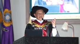Ketua Majelis Wali Amanat Universitas Sriwijaya, Jenderal Polisi (Purn) Muhammad Tito Karnavian, saat menyampaikan orasi ilmiah bertema “Peran Perguruan Tinggi dalam Mendukung Indonesia Emas 2045” pada Dies Natalis ke-65 Unsri di Palembang, Senin (3/11).