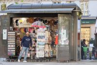 Petugas kios koran di dekat Accor Arena melayani wisatawan yang mencari informasi tentang destinasi populer di Paris.