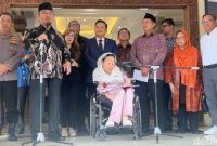 Ketua Komisi Percepatan Reformasi Polri, Jimly Asshiddiqie, berdiskusi dengan tokoh Gerakan Nurani Bangsa (GNB) di Mabes Polri, Kamis (13/11/2025), membahas perbaikan sistem kepolisian agar lebih profesional dan bebas intervensi politik.