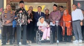 Ketua Komisi Percepatan Reformasi Polri, Jimly Asshiddiqie, berdiskusi dengan tokoh Gerakan Nurani Bangsa (GNB) di Mabes Polri, Kamis (13/11/2025), membahas perbaikan sistem kepolisian agar lebih profesional dan bebas intervensi politik.