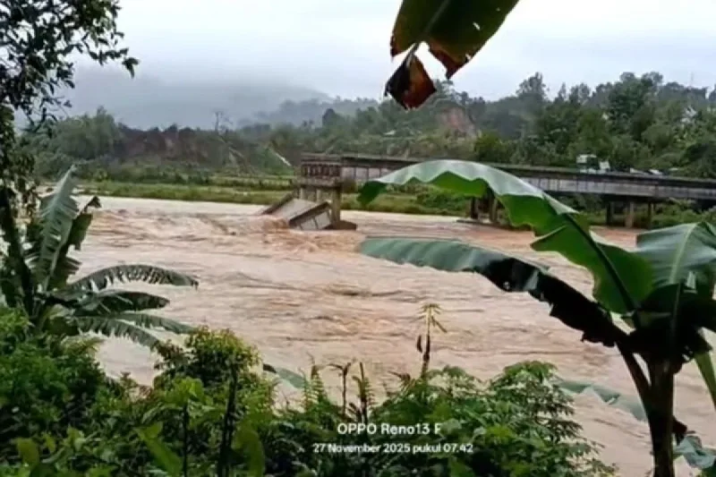 Jembatan Koto Buruak di Lubuak Aluang ambruk setelah dihantam arus sungai yang meningkat akibat hujan lebat berhari-hari di Padang Pariaman.
