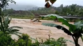 Jembatan Koto Buruak di Lubuak Aluang ambruk setelah dihantam arus sungai yang meningkat akibat hujan lebat berhari-hari di Padang Pariaman.