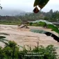 Jembatan Koto Buruak di Lubuak Aluang ambruk setelah dihantam arus sungai yang meningkat akibat hujan lebat berhari-hari di Padang Pariaman.