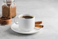 Kopi yang dicampur kayu manis dipercaya dapat membantu menurunkan berat badan, meski efeknya tergolong kecil.