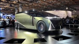 President Lexus International Takashi Watanabe saat memaparkan arah pengembangan teknologi elektrifikasi Lexus di sela acara global Lexus.