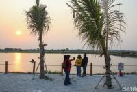 Suasana CityBeach Panjibuwono di Bekasi dengan pasir putih dan pemandangan danau yang menenangkan.