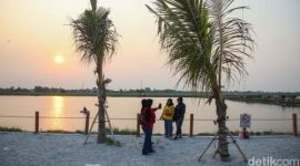 Suasana CityBeach Panjibuwono di Bekasi dengan pasir putih dan pemandangan danau yang menenangkan.