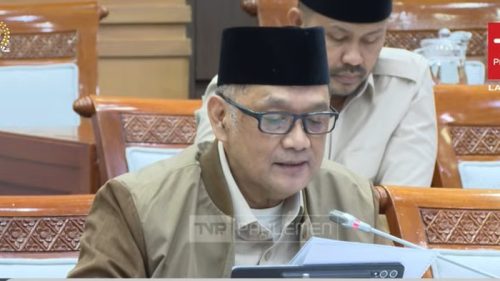 Menteri Haji dan Umrah Gus Irfan saat menyampaikan rencana seleksi petugas haji 2026 dalam rapat kerja dengan Komisi VIII DPR di Senayan, Jakarta, Rabu (5/11/2025).