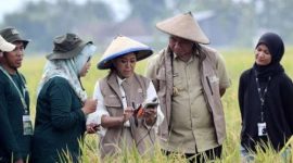 Menkomdigi Meutya Hafid melihat langsung penggunaan alat IoT Smart Precision Agriculture System oleh petani di Sragen, Rabu (6/11/2025).