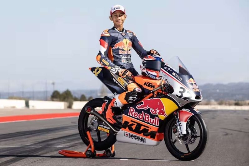 Kiandra Ramadhipa mengibarkan Merah Putih setelah meraih podium pertama di ETC Catalunya, Barcelona, 2 November 2025.