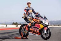 Kiandra Ramadhipa mengibarkan Merah Putih setelah meraih podium pertama di ETC Catalunya, Barcelona, 2 November 2025.