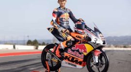 Kiandra Ramadhipa mengibarkan Merah Putih setelah meraih podium pertama di ETC Catalunya, Barcelona, 2 November 2025.