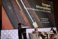 Nanda Wirawan dari Studio Wastra Pinankabu menampilkan songket Minangkabau dalam pameran budaya internasional Original 2025 di Tijuana, Meksiko.