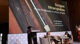 Nanda Wirawan dari Studio Wastra Pinankabu menampilkan songket Minangkabau dalam pameran budaya internasional Original 2025 di Tijuana, Meksiko.