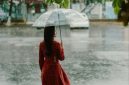 Lindungi tubuh dengan Payung/jas hujan saat musim hujan