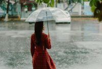 Lindungi tubuh dengan Payung/jas hujan saat musim hujan